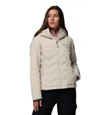 Campera técnica de plumón Columbia modelo Grand Trek III Down, color beige. Presenta tecnología Omni-Heat Infinity para retención de calor, diseño impermeable con costuras selladas, capucha fija ajustable, cierre frontal revestido y puños con orificios para pulgares.