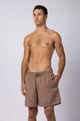 Short de baño de corte clásico con cintura elástica y cordón ajustable. Presenta un acabado efecto lavado vintage, bolsillos laterales y un pequeño logo bordado en la parte inferior.