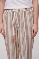 Pantalón babucha celeste con rayas verticales blancas, cintura elástica con cordón y detalle de borlas.