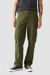 Pantalón cargo de corte recto en color verde oliva, con bolsillos laterales tipo cargo y cierre frontal con botón y cremallera.