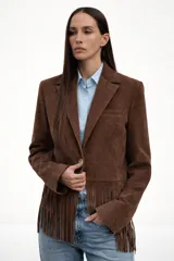 Blazer de gamuza color marrón con solapas clásicas, cierre frontal de un botón y detalle de flecos en el ruedo.