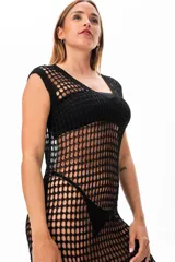 Vestido de playa negro de red con aberturas laterales.