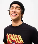 Remera masculina de corte comfort en color negro, con cuello redondo y manga corta. Presenta una estampa frontal temática de X-Men y acabado de algodón suave.