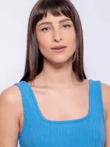 Top negro sin mangas de tejido acanalado, con escote cuadrado y pespuntes a contratono.