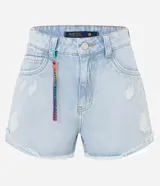 Short de jeans celeste con trabillas en la cintura, cinta de colores en las trabillas, cierre con botón y cremallera, bolsillos, desgastes y bajo deshilachado.