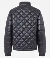 Campera Marfinno de cuello alto con cierre frontal, bolsillos laterales y diseño capitoneado con efecto acolchado.