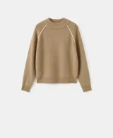 Jersey de punto color tostado con cuello alto y mangas raglán con líneas blancas decorativas en los hombros.