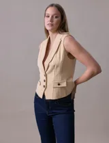 Jean bootcut de tiro alto, pierna recta y terminación bootcut. Pretina con pasadores, botón y cierre. Delantera y trasera con bolsillos.