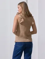 Blusa color beige con textura acanalada, cuello alto con detalle de crochet y volados en los hombros.
