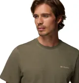 Remera Columbia para hombre, color verde militar, de manga corta y cuello redondo. Confeccionada en 100% algodón orgánico, cuenta con el logo de la marca bordado en pequeño en el pecho.