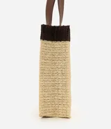Cartera de playa Bossa Nossa de formato rectangular, confeccionada en papel trenzado con diseño bicolor en beige y marrón oscuro. Cuenta con asas de hombro de material sintético marrón, detalles de costuras decorativas y un bordado frontal de una palmera.