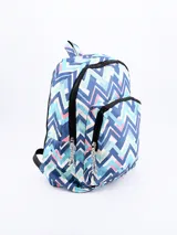 Mochila estampada con diseño de rombos en tonos azul, celeste, rosa y blanco.