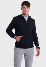 Canguro gris con cierre frontal, capucha con cordones ajustables y bolsillos laterales.