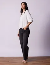 Blusa de gasa estampada en tonos azules y negros, marca Sioni. Tiene cuello a la base con escote en V, abertura central con botones y mangas tres cuartos fruncidas.