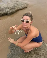 Collar artesanal con dije de bronce macizo en forma orgánica irregular, similar a una concha marina, suspendido de un cordón de seda natural negro. El diseño permite diversas formas de uso, ya sea ajustado al cuello o largo.