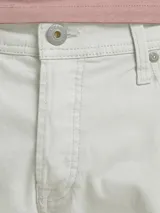 Short chino de jean regular fit color blanco off-white, con efecto lavado, bolsillos laterales y dobladillo revuelto en las piernas.