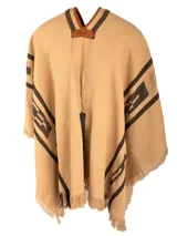 Poncho de tejido de punto con diseño geométrico en colores negro, rojo y beige, con terminaciones de flecos en el ruedo y escote en V.