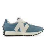 Championes urbanos New Balance modelo 327, color azul con logo 'N' lateral en color crema. Confeccionados en gamuza y material sintético, cuentan con una entresuela acolchada y suela de goma con relieve extendido hacia el talón.
