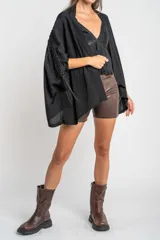Kimono negro de mangas 3/4 con detalle de flecos en los hombros.
