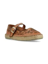 Ballerina tipo alpargata de cuero napa color tostado, con base de yute trenzado y suela levemente elevada. Presenta bordados marrones con motivos florales y espirales, tira de ajuste en el empeine con hebilla metálica y ribete oscuro.