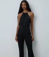 Pantalón flare de tiro alto confeccionado en punto roma, con diseño estructurado que se ajusta en caderas y muslos para abrirse desde la rodilla. Presenta una silueta elegante y versátil.