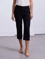 Pantalón capri blanco en gabardina elastizada, marca Zac & Rachel. Pretina ancha elastizada. Delantera y trasera con bolsillos simulados.