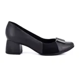 Zapato de cuero negro con taco cuadrado, detalle de elástico y aplique metálico en la capellada.