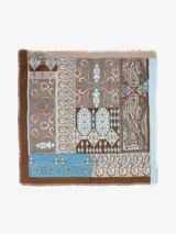 Pañuelo cuadrado negro con estampado paisley en blanco y gris, y bordes deshilachados.