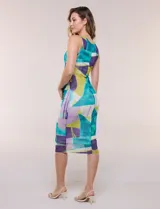 Vestido midi de silueta al cuerpo confeccionado en tul elastizado, con escote redondo, diseño sin mangas, frunces laterales en la cintura y forro interior a tono. Presenta un estampado geométrico multicolor en tonos verde, turquesa, violeta y blanco.