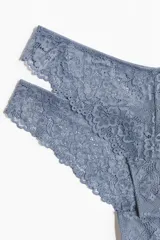 Pack de dos bombachas tipo brazilian de encaje color celeste, con tiro bajo, cintura en V, refuerzo interior y corte alto atrás.