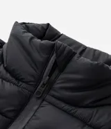 Campera puffer ultraligera Marfinno color negro, con cuello alto, cierre frontal por cremallera y bolsillos laterales.