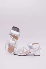 Sandalias color crema con tiras acolchadas y taco cuadrado.