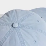 Gorra de béisbol Adidas con efecto lavado, confeccionada en sarga de algodón color celeste. Presenta el logo del Trifolio bordado en la parte frontal y cierre ajustable con anillos en forma de D en la parte trasera.