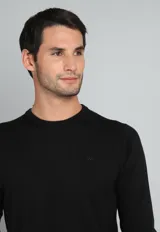 Sweater de algodón color verde petróleo, con cuello redondo y mangas largas.