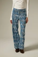 Pantalon de jean recto con acabado brillante de lentejuelas plateadas sobre base azul, de tiro medio.