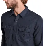 Camisa de franela azul marino con dos bolsillos frontales con solapa abotonada, de manga larga y corte clásico.