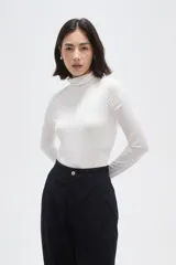 Polera de poliamida ajustada al cuerpo, con cuello alto y mangas largas.