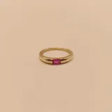 Anillo de oro 9k con piedra central de rubí en talla oval. Diseño minimalista y elegante.