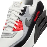 Championes Nike Air Max 90 color rosa con detalles en gris y suela blanca con detalles en marrón.