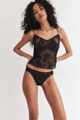 Pack de dos bombachas colaless de tiro bajo, confeccionadas en encaje negro con un pequeño moño decorativo en el centro frontal. Poseen refuerzo interior.