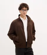 Campera masculina Marfinno de efecto gamuzado en color marrón, con cuello alto, cierre frontal de cremallera, bolsillos laterales y puños y bajo elastizados.