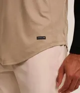 Musculosa deportiva masculina de corte regular, con cuello redondo y etiqueta pequeña en el bajo. Confeccionada en tejido técnico transpirable con costuras visibles.