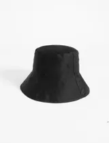 Gorro tipo bucket reversible con estampado a cuadros blancos y negros.