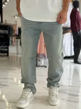 Pantalón de jean celeste claro con lavado ácido, corte baggy oversize y diseño de pernera ancha.