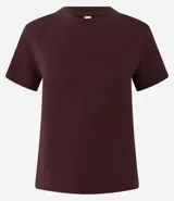 Remera básica de manga corta y cuello redondo, confeccionada en algodón interlock. Presenta un diseño liso sin estampados, ideal para uso diario.