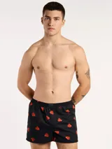 Bóxer Kevingston de algodón blanco con estampado integral de labios rojos. Cuenta con cintura elastizada y etiqueta de la marca en el frente.