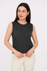 Musculosa gris sin mangas de poliéster, corte holgado y cuello redondo.