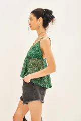 Top bretelero de gasa con estampado de reptil en tonos verdes. Presenta un diseño fluido con escote en V, breteles finos y elástico en la espalda para un mejor ajuste.