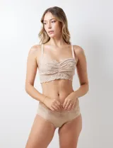 Bralette de encaje floral color rosa pálido, con breteles finos regulables, sin aro ni relleno, con forro interno de microtul elastizado y cierre trasero de tres posiciones.