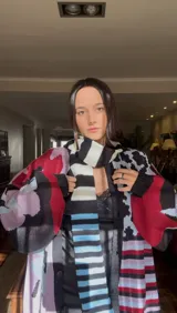 Bufanda tejida a rayas horizontales en tonos marrón, beige y rojo.